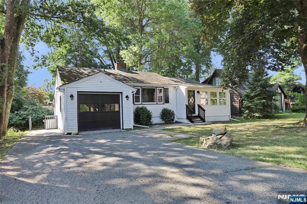 32 Heighwood Trail, Sparta, NJ 07871