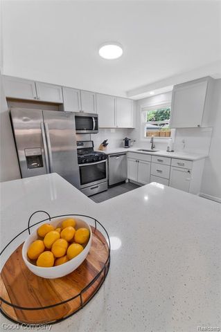 21605 Barton Street, Saint Clair Shores, MI 48081