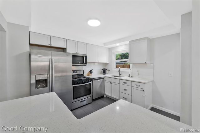 21605 Barton Street, Saint Clair Shores, MI 48081