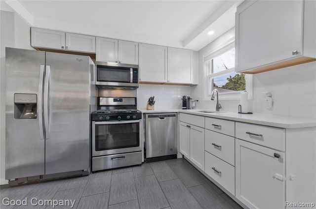 21605 Barton Street, Saint Clair Shores, MI 48081