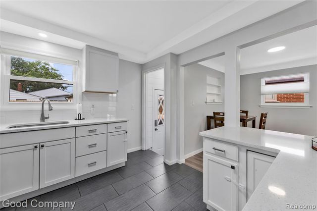 21605 Barton Street, Saint Clair Shores, MI 48081