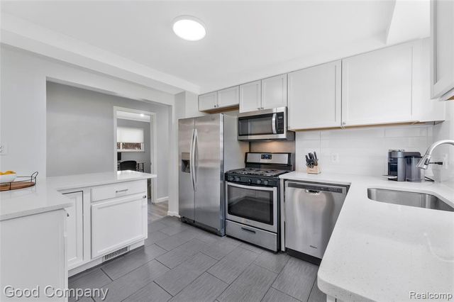 21605 Barton Street, Saint Clair Shores, MI 48081