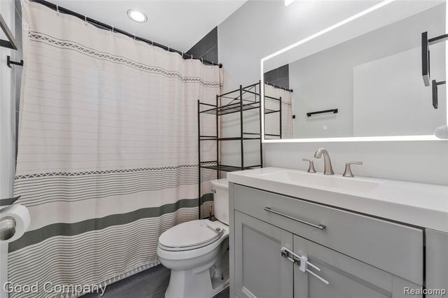 21605 Barton Street, Saint Clair Shores, MI 48081
