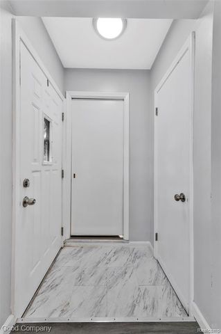 21605 Barton Street, Saint Clair Shores, MI 48081