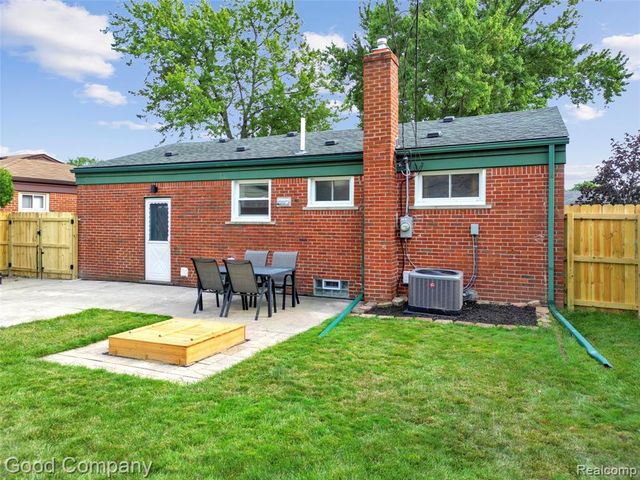 21605 Barton Street, Saint Clair Shores, MI 48081