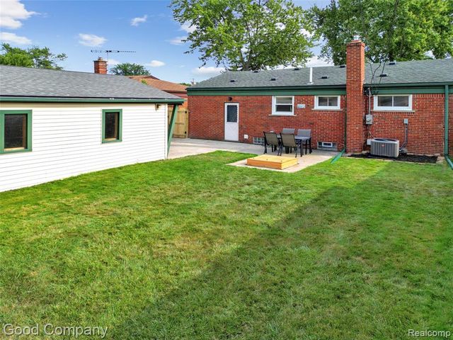 21605 Barton Street, Saint Clair Shores, MI 48081