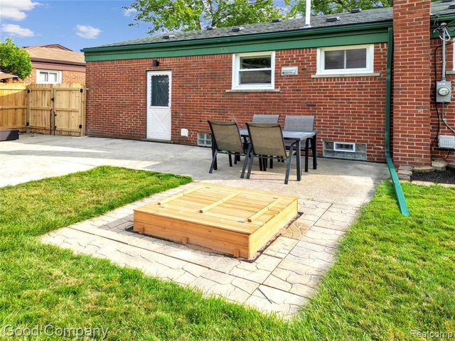 21605 Barton Street, Saint Clair Shores, MI 48081