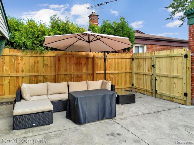 21605 Barton Street, Saint Clair Shores, MI 48081