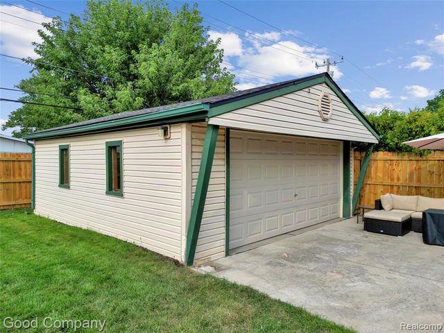 21605 Barton Street, Saint Clair Shores, MI 48081