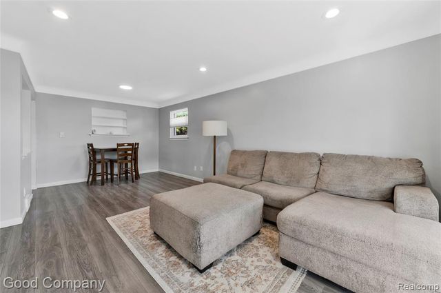 21605 Barton Street, Saint Clair Shores, MI 48081