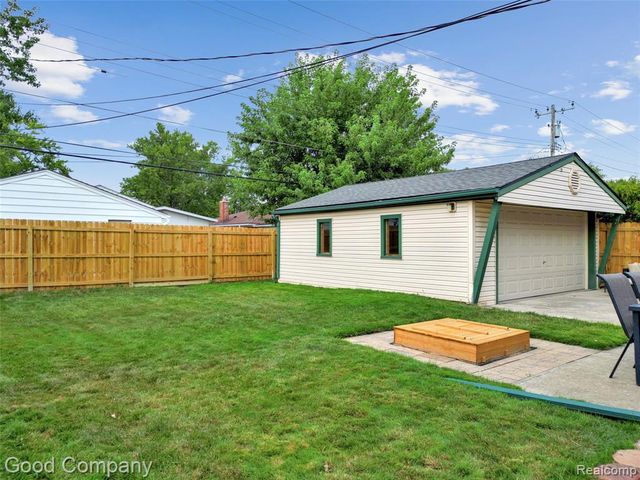 21605 Barton Street, Saint Clair Shores, MI 48081