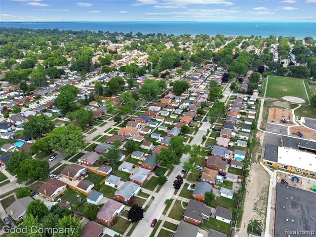 21605 Barton Street, Saint Clair Shores, MI 48081