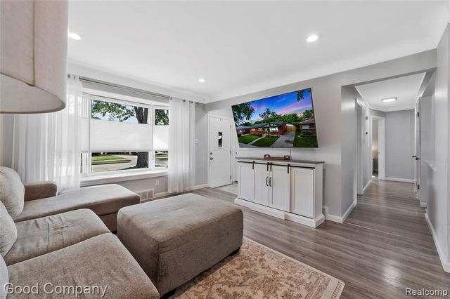 21605 Barton Street, Saint Clair Shores, MI 48081