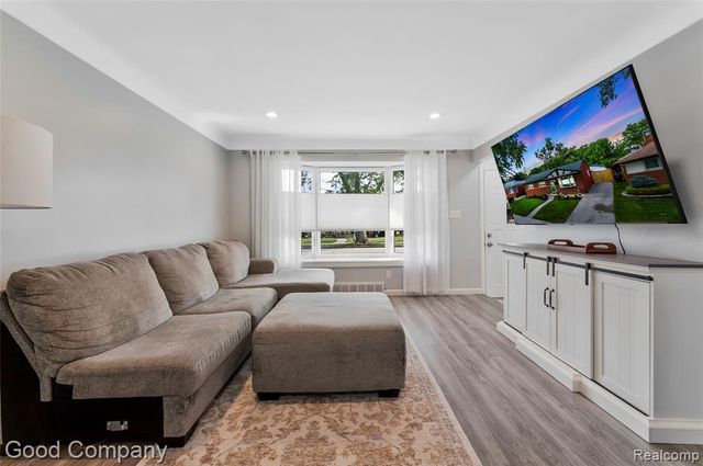21605 Barton Street, Saint Clair Shores, MI 48081