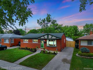 21605 Barton Street, Saint Clair Shores, MI 48081