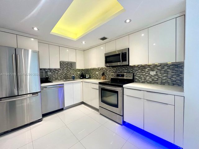 5555 Collins Ave 9Y, Miami Beach, FL 33140