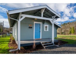 210 DORRIS St, Springfield, OR 97477