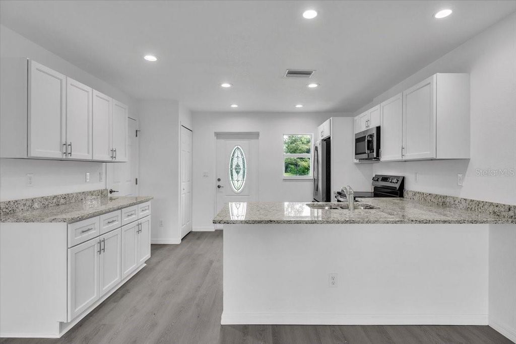 Image 5 of property listing at 13171 CAROUSEL DRIVE, Punta Gorda, FL 33955