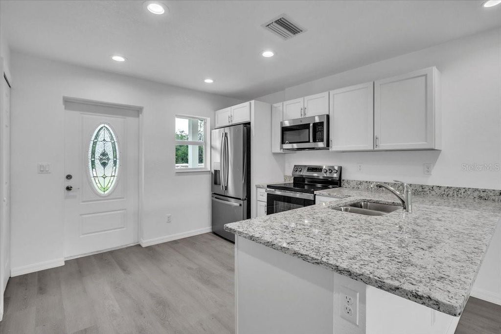 Image 6 of property listing at 13171 CAROUSEL DRIVE, Punta Gorda, FL 33955