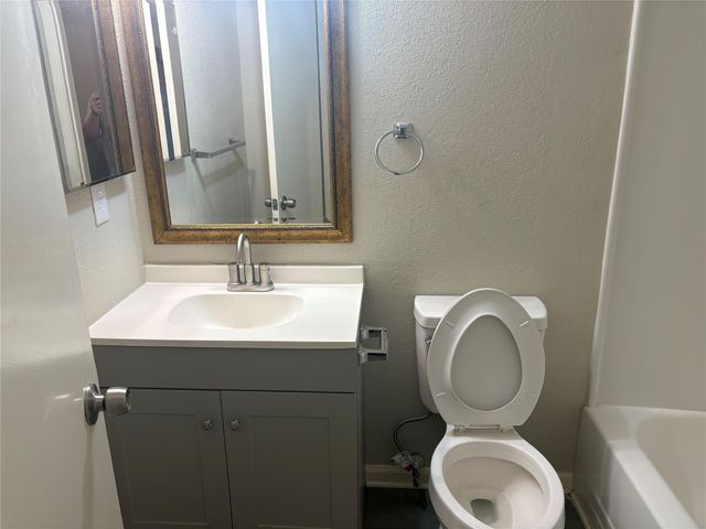 5650 Birchmont Drive B, Houston, TX 77091