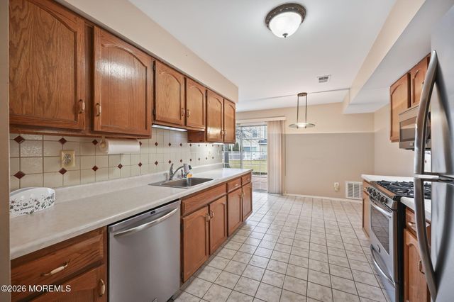 28 Vassar Place, Morganville, NJ 07751