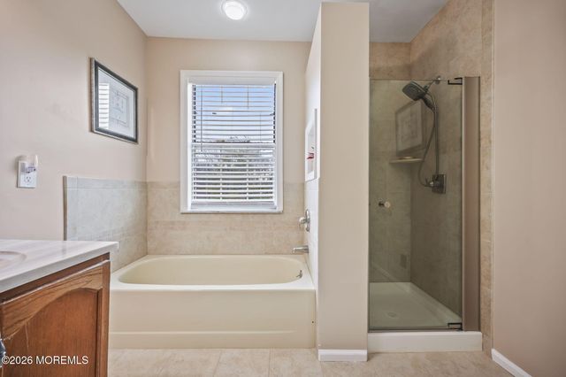 28 Vassar Place, Morganville, NJ 07751