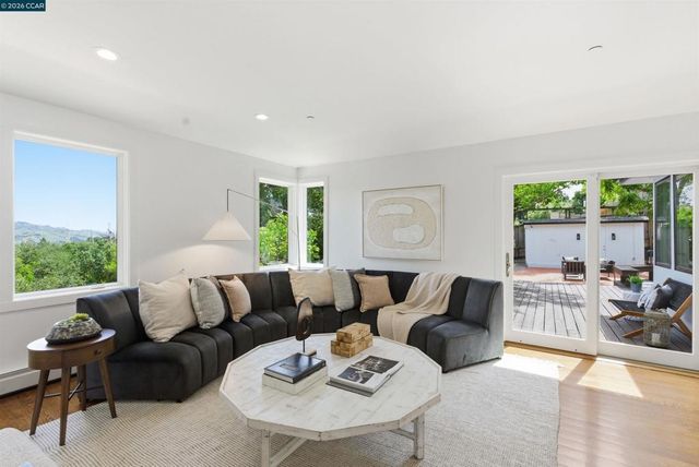 31 Crestview Drive, Orinda, CA 94563