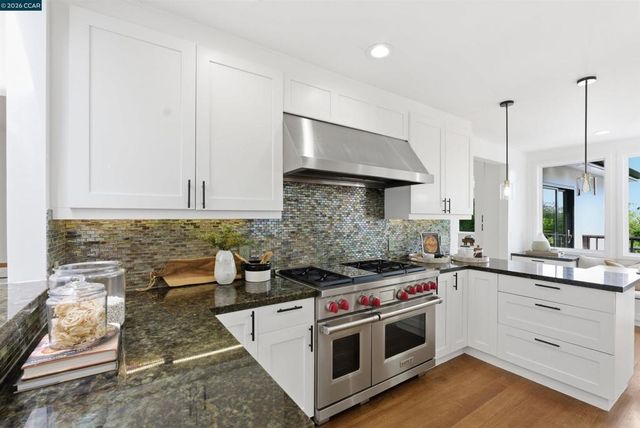 31 Crestview Drive, Orinda, CA 94563