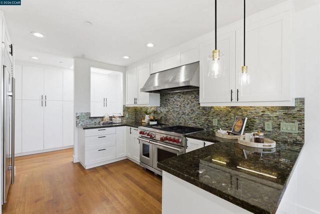 31 Crestview Drive, Orinda, CA 94563