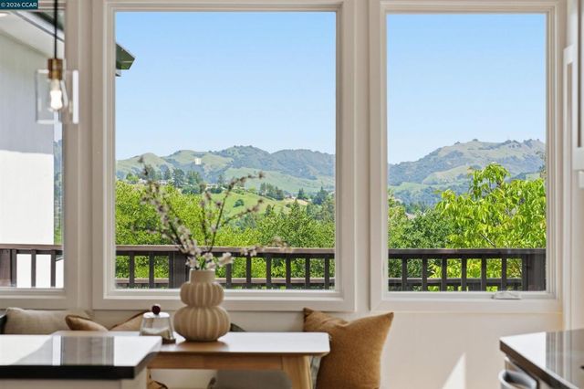 31 Crestview Drive, Orinda, CA 94563