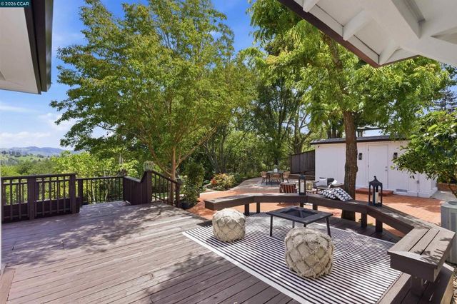 31 Crestview Drive, Orinda, CA 94563
