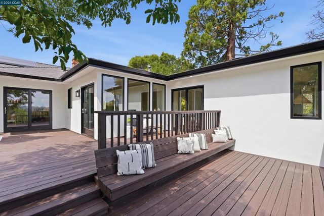 31 Crestview Drive, Orinda, CA 94563
