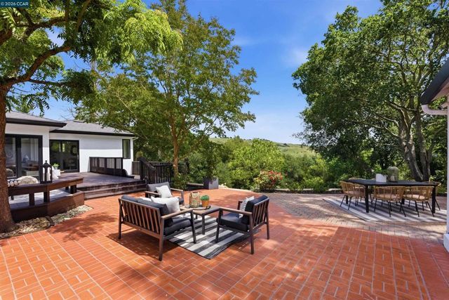 31 Crestview Drive, Orinda, CA 94563