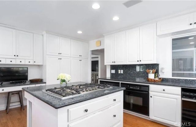2112 Dover Drive, Newport Beach, CA 92660