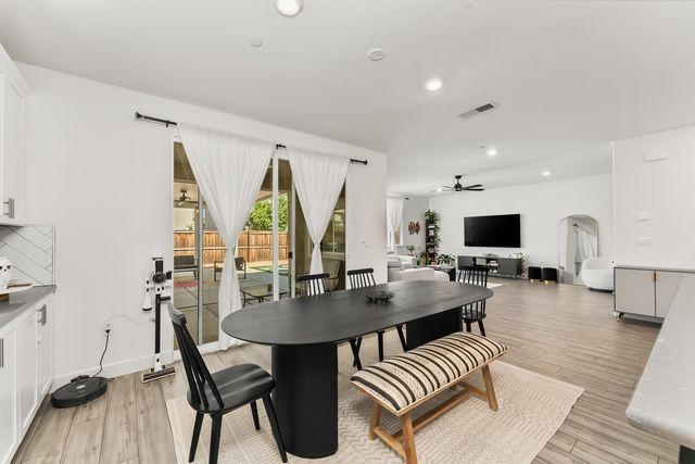 5930 Lakestone Dr, Sacramento, CA 95835