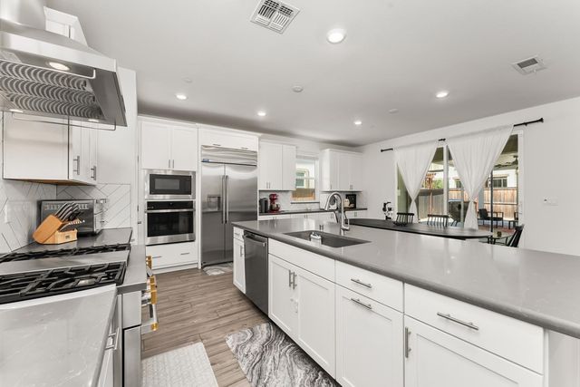 5930 Lakestone Dr, Sacramento, CA 95835