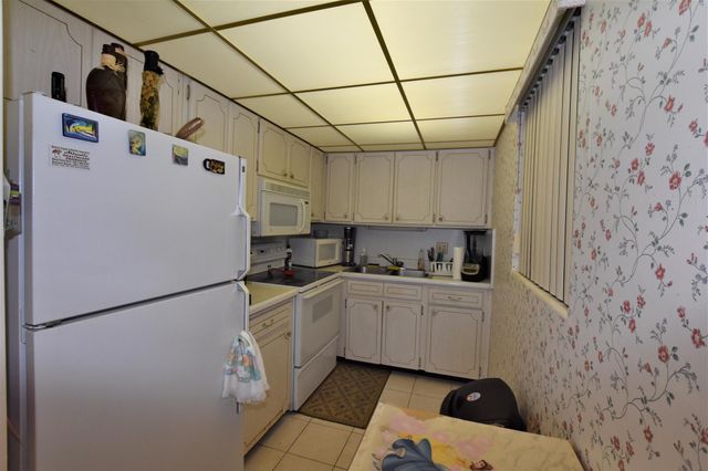 3240 Lake Osborne Drive 204, Lake Worth Beach, FL 33461