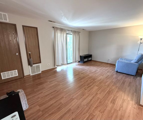 2258 Abbeywood Drive B, Lisle, IL 60532