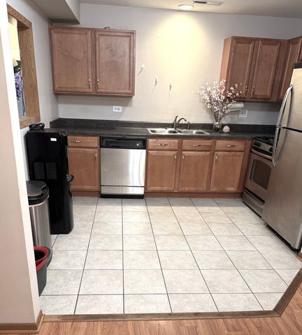 2258 Abbeywood Drive B, Lisle, IL 60532