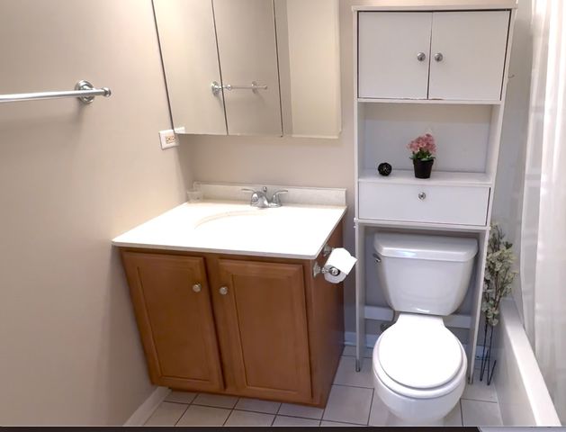 2258 Abbeywood Drive B, Lisle, IL 60532
