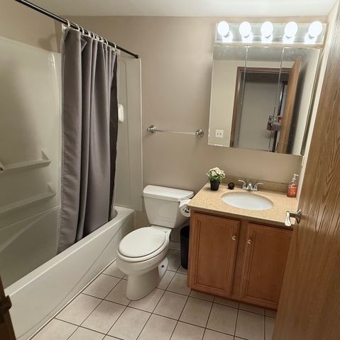 2258 Abbeywood Drive B, Lisle, IL 60532