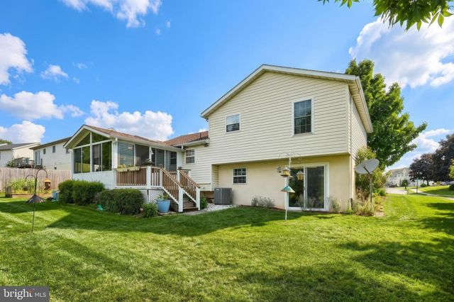 10 SCENIC DR, Hanover, PA 17331