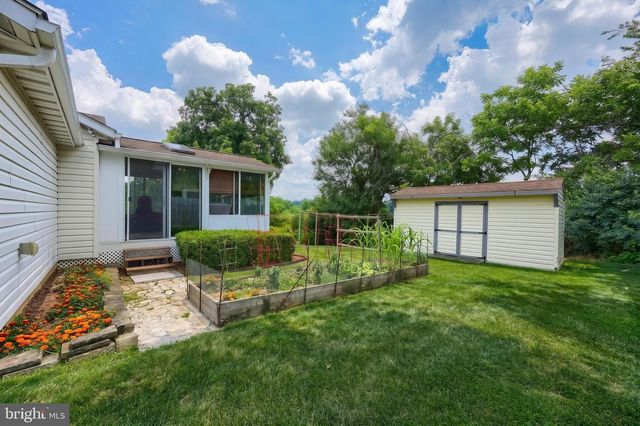 10 SCENIC DR, Hanover, PA 17331
