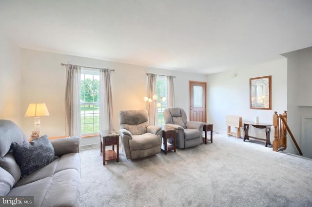 10 SCENIC DR, Hanover, PA 17331