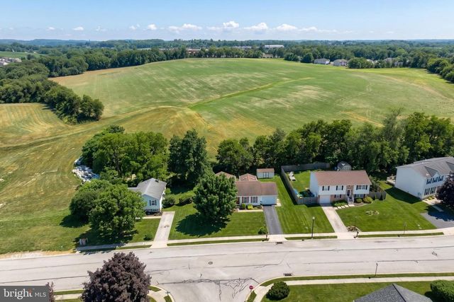 10 SCENIC DR, Hanover, PA 17331