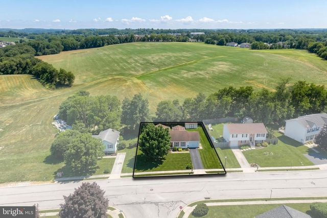 10 SCENIC DR, Hanover, PA 17331