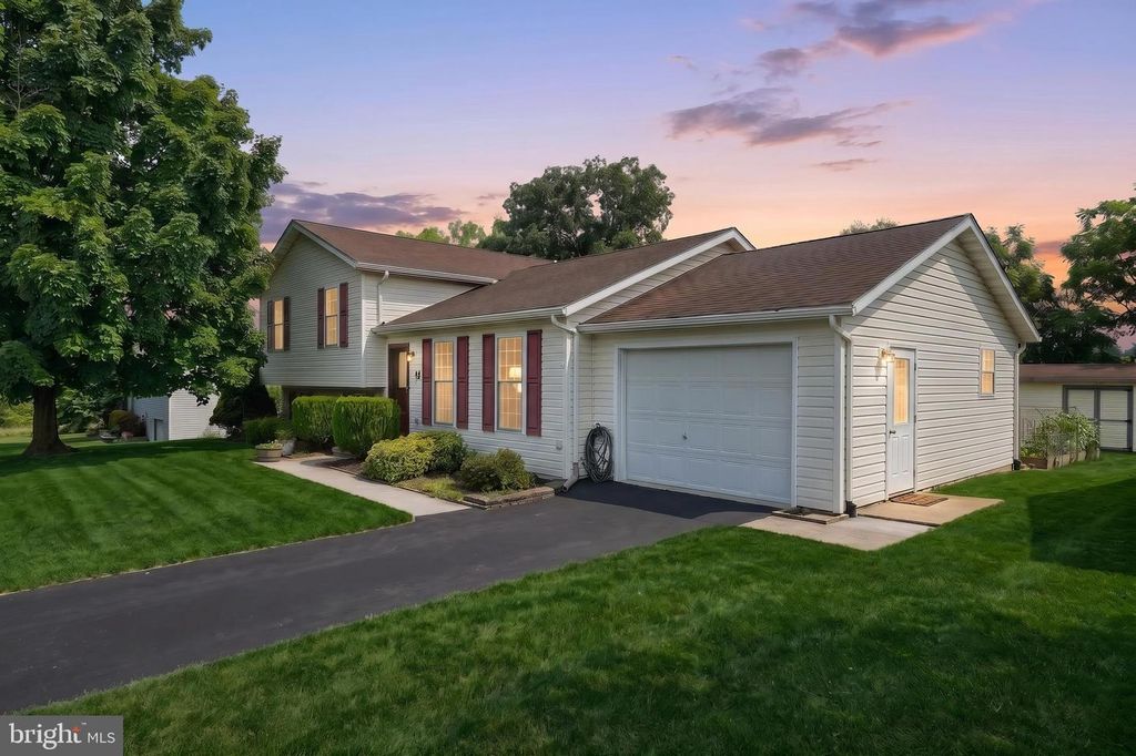 10 SCENIC DR, Hanover, PA 17331