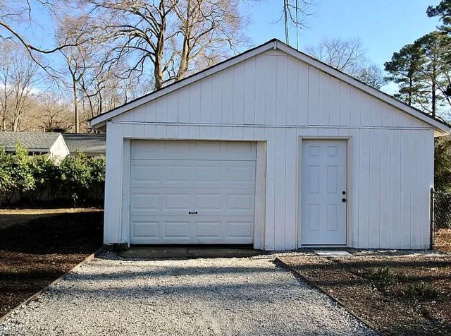 207 Falcon RD, Yorktown, VA 23690