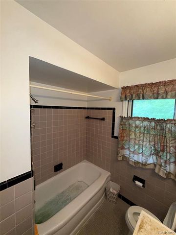 27663 Shagbark Drive, Southfield, MI 48076