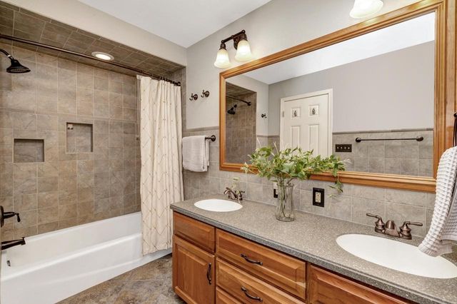 9837 N Auburn COURT, Mequon, WI 53092